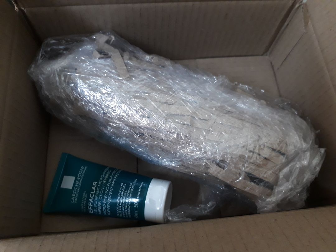 Trước khi đặt mua sản phẩm này mình cũng đã tham khảo trên các sàn tmđt khác thì giá ở đây hời nhất. Mua chai gel 400m còn được quà sp 50ml nữa. Về đóng gói hàng chắc shop cũng đã rút kinh nghiệm nên thấy lần này gói hàng cẩn thận hơn, mình nhận ngay cả hộp cũng còn nguyên vẹn. Khá hài lòng lần mua hàng này.