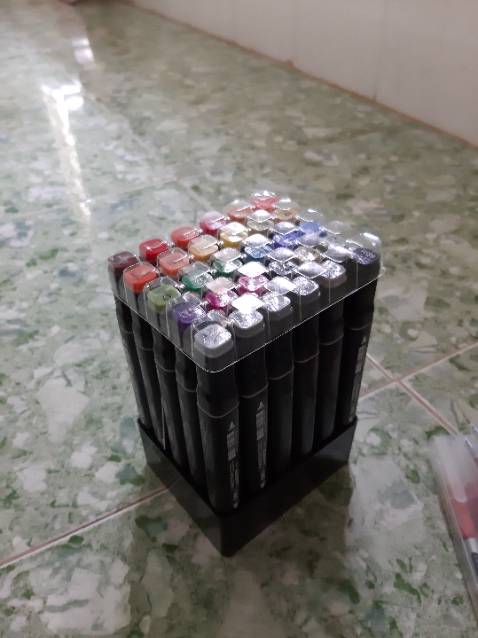 Deli gói hàng siêu kĩ luôn í:)))
Có 1 lớp bị chống sốc ở bên ngoài (mik lỡ vứt mất rồi) rồi bên trong là thêm 1 lớp nilong + nắp nhựa bọc màu lại. Phần đế đỡ nhìn thì tưởng là giấy nhưng thật ra là nhựa đấy mn ạ, với cả màu còn đi kèm theo bảng màu nữa. Màu thì mik vừa thử vài cây, màu sáng và lên màu cũng đẹp lắm các bạn, nhưng mà 30 màu thì có vẻ là còn ít, nên bạn nào cân nhắc mua màu về để tô vẽ nhiều thì mua nhiều hơn nhé:))
