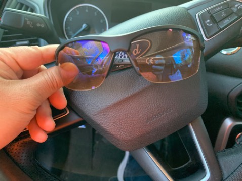 SP made in Taiwan, cảm nhận cứng cáp, chắc chắn; mắt kính đc thông báo là có chống trầy nhưng chưa thử. Đeo ôm mặt không chặt quá cũng không lỏng quá (đeo chạy 15km không rơi, lắc khó chịu). Sau 2 hôm chỉ thấy mực in trên gọng kính bị bong tróc.