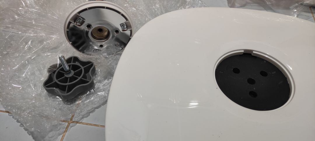 Nhà mẹ vợ mình có quạt này xài khá lâu rồi. Mình có sử dụng qua thấy thích nên mới đặt mua. Động cơ DC nên khởi động hơi chậm là điều dễ hiểu. Quạt chạy rất êm, máy mát. Mức gió tuỳ biến nhiều cấp nên phù hợp nhiều nhu cầu sử dụng, đặc biệt là nhà có trẻ sơ sinh, trẻ nhỏ. Quạt hoàn thiện tốt, cứng cáp, đế vững. Chỉ có điều mình hơi thắc mắc là phần đế thiết kế 4 lỗ gắn ốc nhưng lại kèm theo chỉ 1 cái ốc ở giữa. Kiểm tra sách hướng dẫn ráp thì cũng chỉ có 1 con ốc giữa thôi, thật khó hiểu.