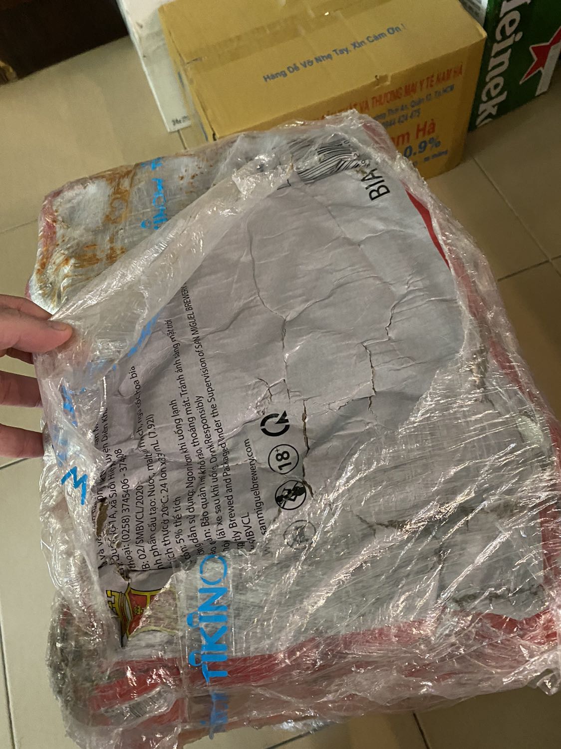 1 thùng bia bị bể,móp thủng chảy hết ra ngoài