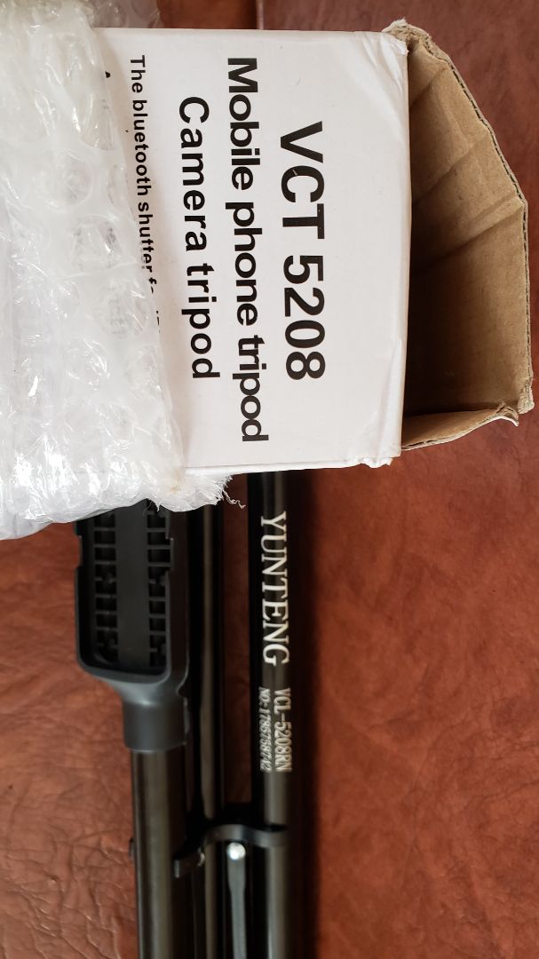 Trước đây đã mua tại Tiki một sản phẩm tripod Yungten VCT 5208 xử dụng rất tốt nên giới thiệu mua giúp một người bạn. Mới nhận được hàng thật thất vọng vì không đúng chất lượng (trong hình gởi kèm cho thấy mã số sản phẩm không đúng với sản phẩm kèm theo trong hộp VCL-5208 RN thay vì VCT 5208 RM ) Chưa sử dụng mà các chốt vặn rất lỏng lẻo, xiết không chặt. Tiki có thể cho đổi sản phẩm khác tốt hơn không, tôi xin chịu phí ship hàng