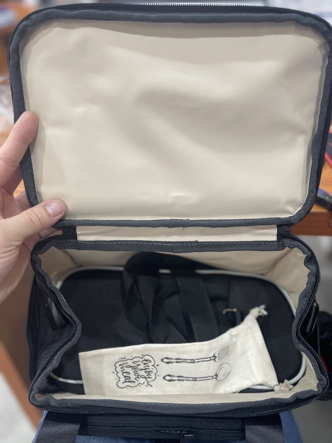 Chất lượng, hoàn thiện tốt rất ưng ý, tưởng đâu túi đựng máy ảnh du lịch :)), nhưng size to này phù hợp cho mang đồ ăn đi dã ngoại cho gia đình 3-4 người phù hợp hơn, với những bộ combo 03 hộp thuỷ tinh chữ nhật mang cơm vp thì nên optimize thêm kích thước =1/2 hoặc 2/3 size này thì phù hợp.