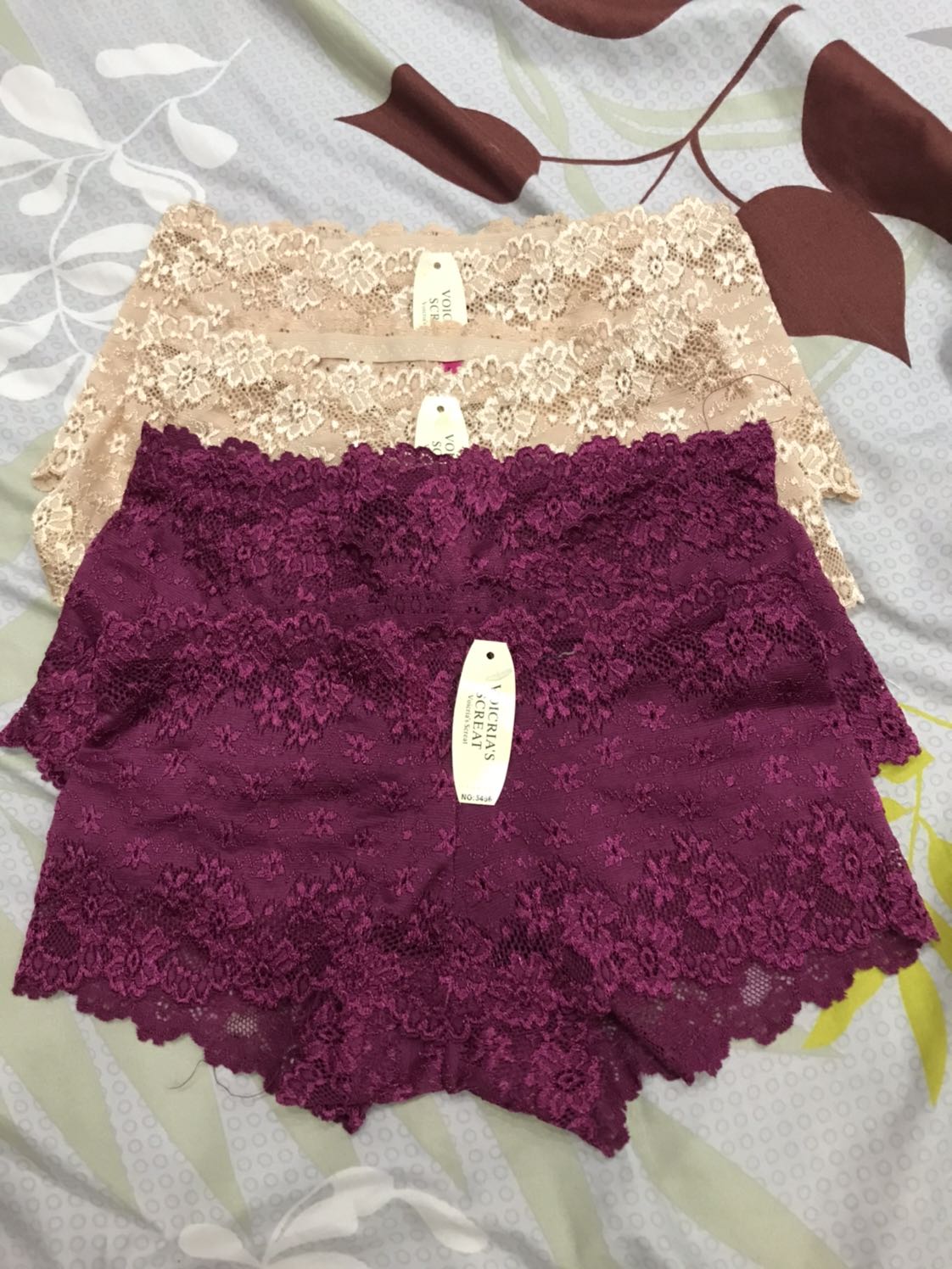 Shop giao hàng ko đúng mẫu, đã vậy còn ko vừa! Đề nghị shop đổi giúp mình ạ