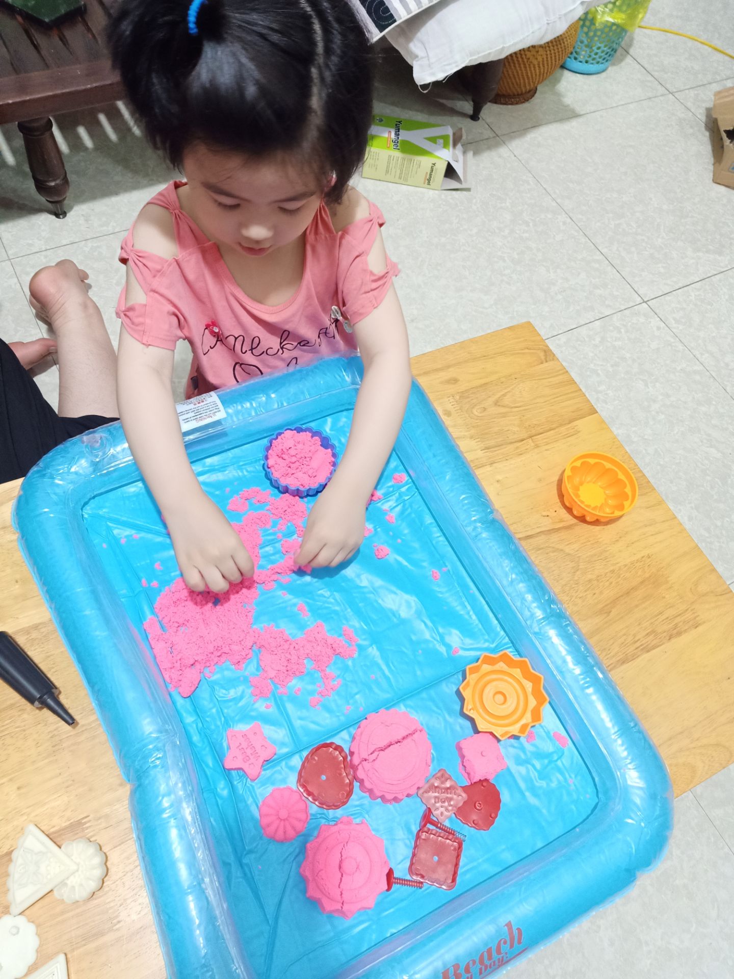 Cát tơi xốp, không dính tay. Bé nhà mình chơi rất thích, nguyên cả tối không muốn đi ngủ, hihi