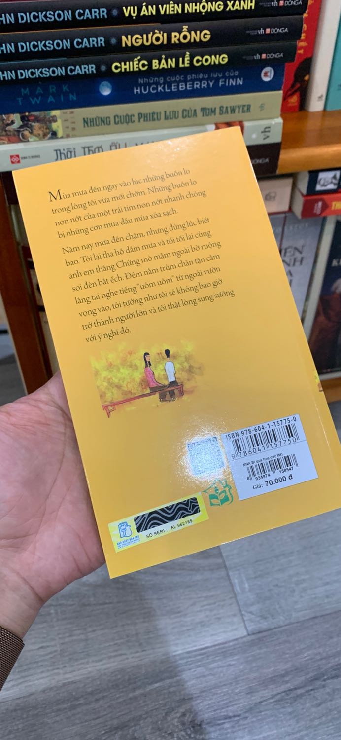 Vẫn phong cách nhẹ nhàng đáng yêu như mắt biếc hay ngồi khóc trên cây. Đi Qua Hoa Cúc vẫn hay như vậy. Sách có chiều ngang nhỏ hơn sách thông thường nên dễ cầm nắm hơn, có điều bỏ vào kệ hơi bị hụt chiều sâu

Cám ơn tiki đã giao hàng nhanh và đẹp