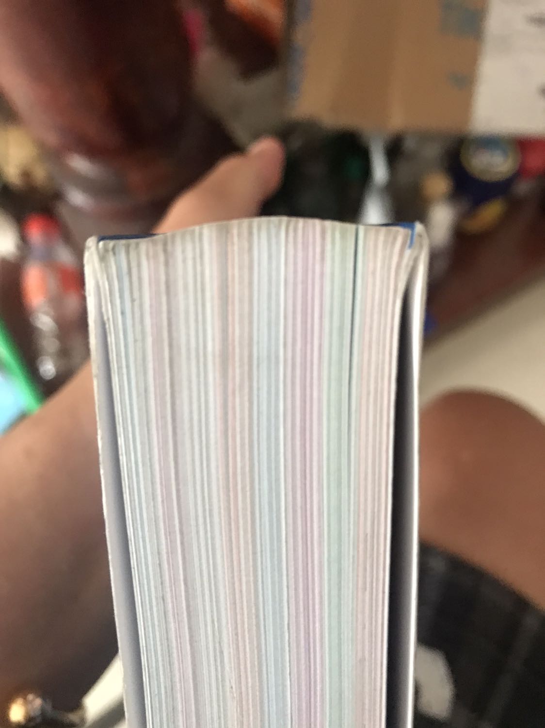 Hàng giao quăn góc. Gáy sánh thì konđủ keo như bong tróc. Bìa cd thì hình mờ và nhoè. Như hàng lậu vậy. Thất vọng