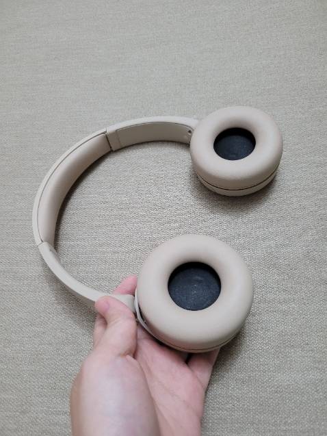 Tai nghe nhẹ, nhỏ, đeo khá thoải mái không bị đau tai. Thời lượng pin nghe khá thoải mái, sạc nhanh. Chất âm tạm ổn. Quan trọng dịch vụ tiki 10đ nên yên tâm khi mua hàng ở đây 😁