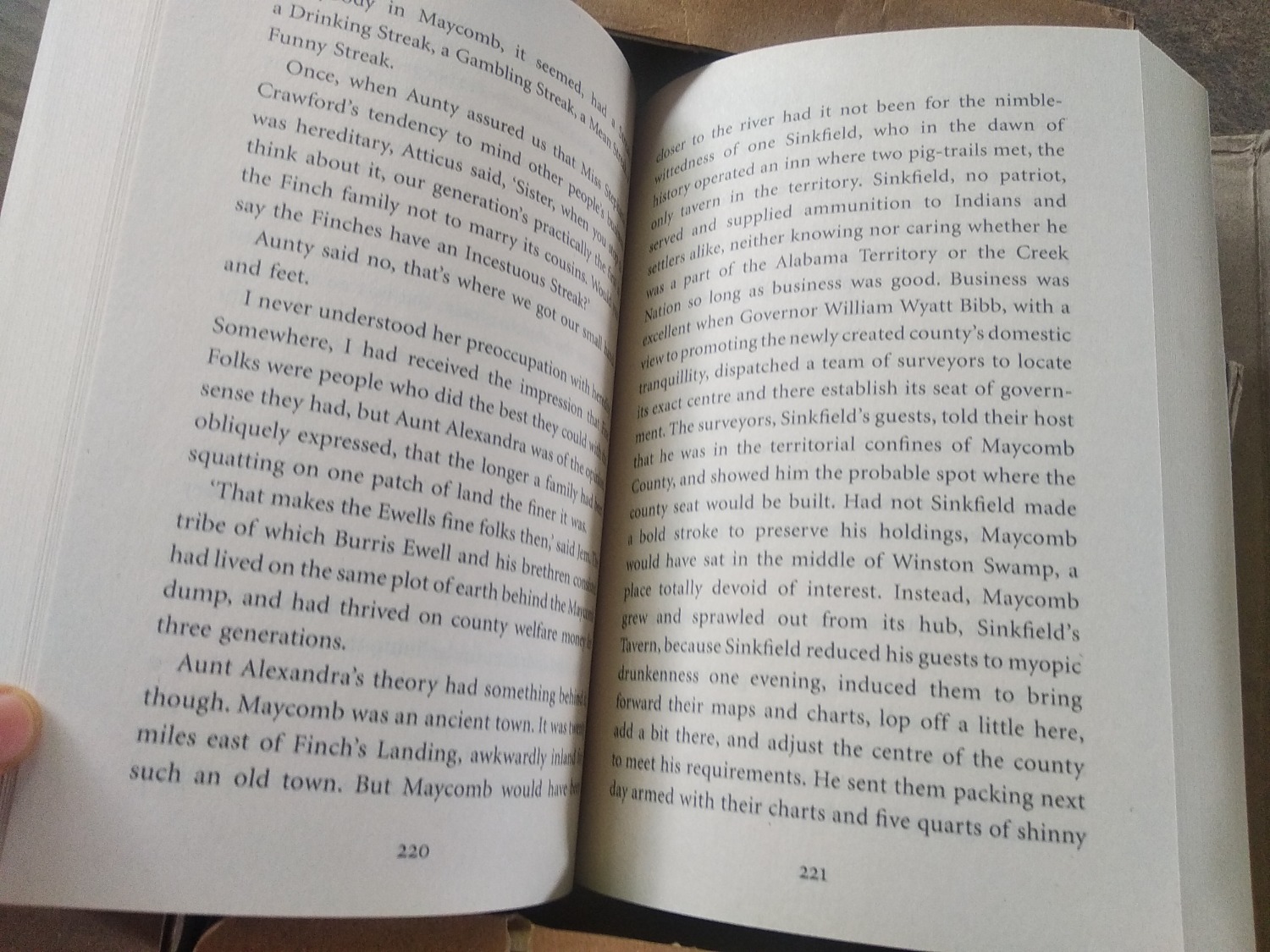 Nhà bán hàng FAHASA trên TIKI, cùng 1 đơn nhưng do 2 nhà phân phối (Tiki, FAHASA), đơn được tách ra làm 2 lần giao, FAHASA giao hàng chậm hơn tiki 2 ngày. 
Nhưng sách được bọc 1 lớp xốp, cẩn thận. Sách mới, đẹp.