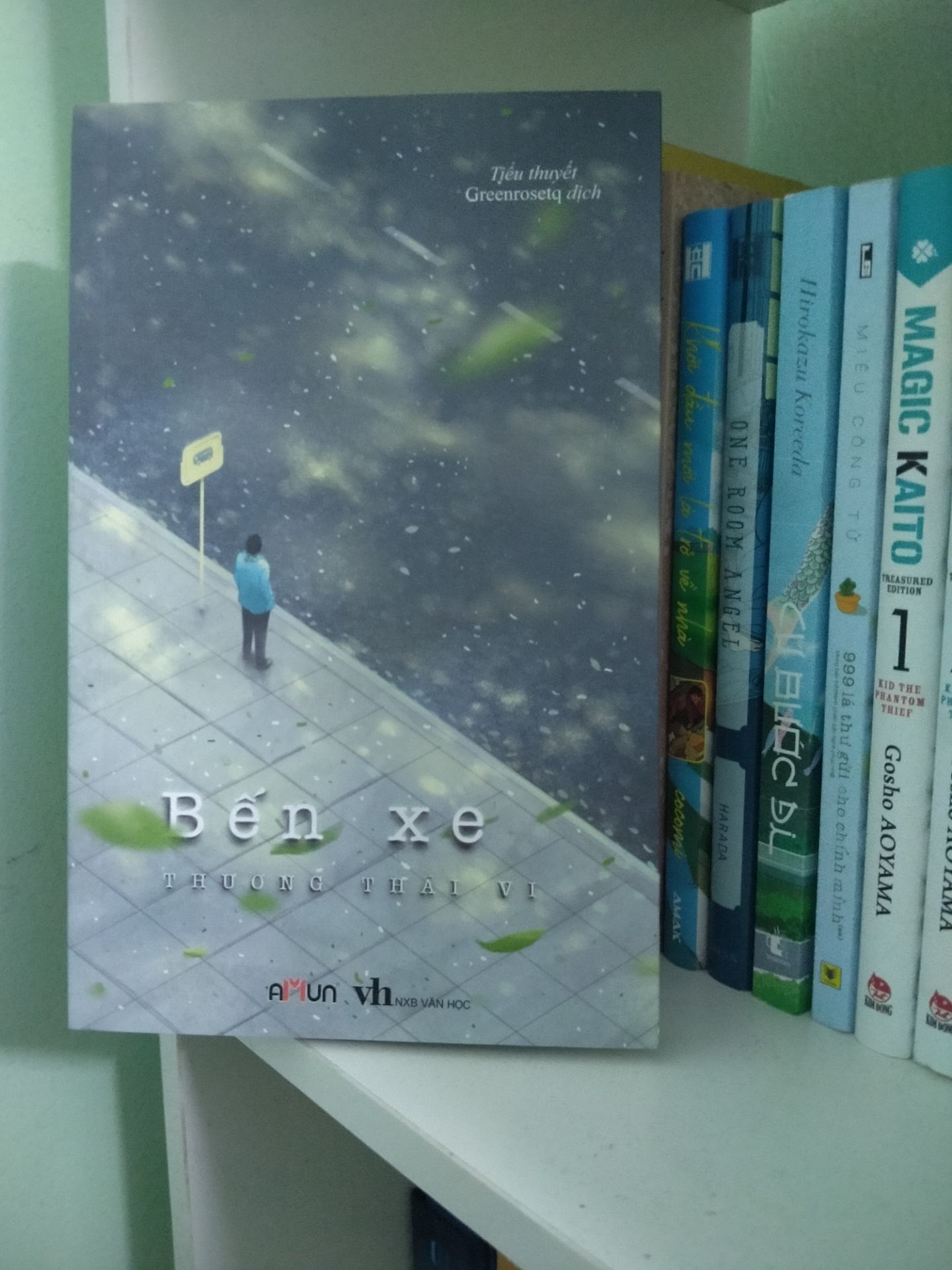 sách đẹp lắm ,giao hàng siêu nhanh 
xin trích một đoạn nhỏ của sách 
"Danh dự là gì ? nói trắng ra ,danh dự chính là cách nhìn của người khác về bạn .Bạn có danh dự hay không, không phải vấn đề bạn có trong sạch hay không ,mà là vấn đề người khác có công nhận bạn hay không. Vì vậy từ xưa đến nay,rất nhiều người dùng cái chết để chứng minh sự trong sạch và bảo vệ danh dự của bản thân .Cách làm này tuy tiêu cực nhưng rất hữu hiệu. bởi trong hiện thực cuộc sống ,con người không dễ thông cảm cho người sống ,mà dễ thông cảm cho người chết .Con người thường nhớ tới khuyết điểm của người sống .Một khi người đó chết đi ,con người sẽ dễ nhớ tới ưu điểm của họ. Vì vậy dùng cái chết để chứng minh sự trong sạch ,tuy phải bỏ cả mạng sống nhưng phần lớn có thể đạt được mục đích. Chỉ là ,khi mỗi sinh mệnh sống tìm cách bảo vệ danh dự,càng nghiệm chứng một cách sâu sắc sự tàn khốc của xã hội"