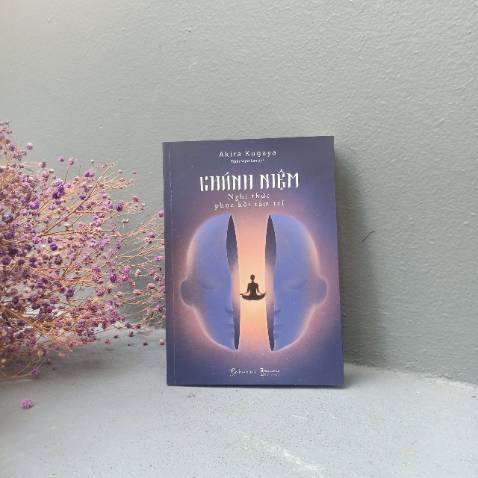 Thiền sư Thích Nhất Hạnh có viết: “Hãy trở lại với giây phút hiện tại, và cảm nhận cuộc sống thật sâu sắc. Đó là chánh niệm.”
Trong vòng quay hối hả của cuộc sống hiện đại, chúng ta thường xuyên bị bủa vây trong các luồng suy nghĩ, các ám ảnh về quá khứ, hay lo âu về tương lai. Đó là lý do mà trong lòng chúng ta lúc nào cũng rối ren cảm xúc: lo lắng, sợ hãi, quan ngại, muộn phiền,…
Thực hành chánh niệm giúp chúng ta tập trung “ở đây, bây giờ” với một tâm thái thư giãn, không phán xét.