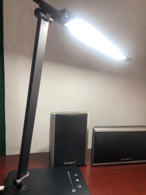 Đèn đẹp, đóng gói kĩ lưỡng, có 2 độ sáng trắng vs vàng tiện nhất là 2 trục điều chỉnh được ko cố định như các mẫu đèn khác mình đã sử dụng