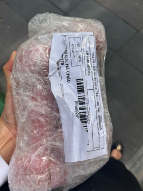 Đóng gói xơ xài muốn rách cái bao, giấy thông tin. Còn bị nước mưa vào. Mang tiếng hàng Thái mà mở ra bị đen thui còn có lỗ kiểu đã dùng rồi.