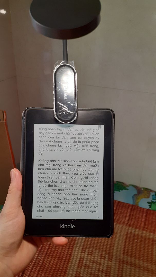 Được 1 bác trên hội máy đọc sách giới thiệu em đèn này.Nhận hàng thấy ưng lắm ạ ! Đèn có kẹp, sạc tiện dụng.Con gái thấy mẹ có cái đèn đọc sách hay quá nên cũng thích, có ý muốn " mượn" của mẹ 😁 .Kiểu này chắc ít bữa nữa lại phải sắm tiếp 😄! Chúc shop buôn may bán đắt nhé ! Được 1 bác trên hội máy đọc sách giới thiệu em đèn này.Nhận hàng thấy ưng lắm ạ ! Đèn có kẹp, sạc tiện dụng.Con gái thấy mẹ có cái đèn đọc sách hay quá nên cũng thích, có ý muốn " mượn" của mẹ 😁 .Kiểu này chắc ít bữa nữa lại phải sắm tiếp 😄! Chúc shop buôn may bán đắt nhé !