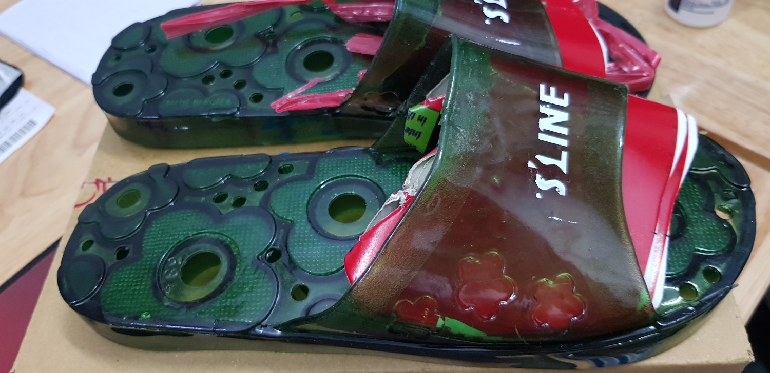 Ghi là Hàn quốc nhưng hàng giao đến giống hàng ngoài chợ, từ bao bì cho đến sản phẩm.
Mình mua của shop "Quỳnh Anh Shoes". Vẫn mua đồ của tiki nhưng đây là lần đầu tiên mua phải hàng như này. Đã yêu cầu tiki đến để trả hàng. Mong tiki kiểm duyệt hàng bán ra kĩ hơn để đỡ mất thời gian của khách chứ thấy shop nào cũng ghi cam kết hàng chính hãng mà giao đến thì như này.