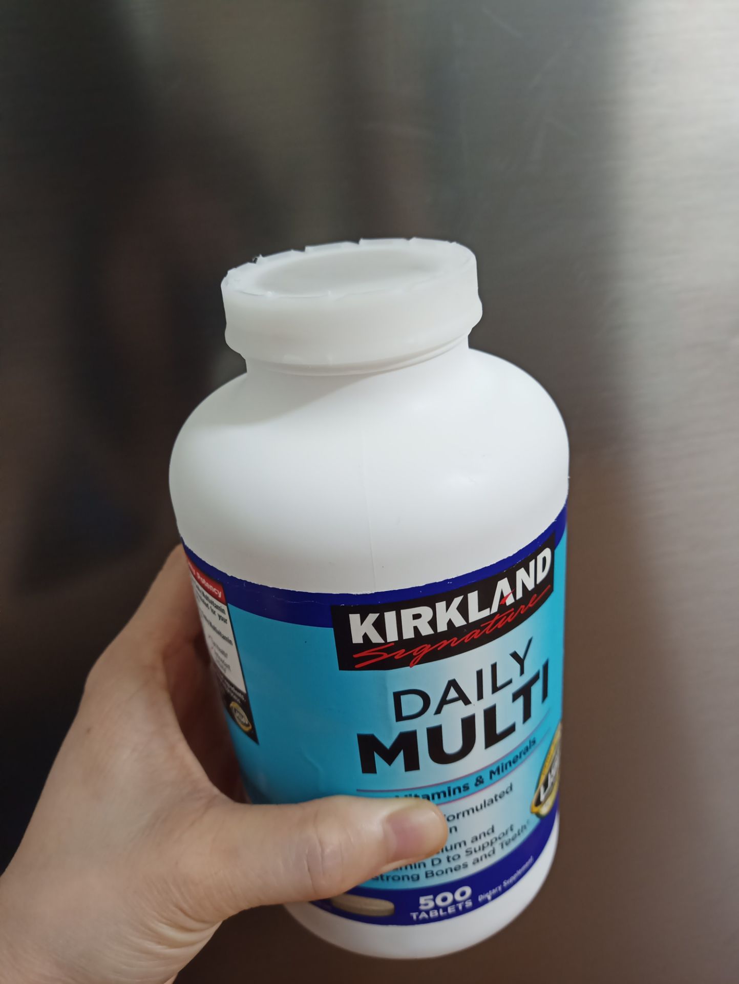 Hàng được bọc gói cẩn thận, hạn sử dụng đến tháng 10/2023 thì OK nhưng nắp lọ bị hỏng không ấn xuống và vặn được bình thường