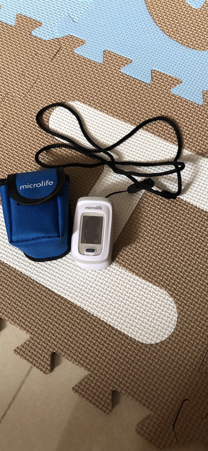 Nhỏ gọn, có túi bà dây đeo tiện lợi, shop giao hàng rất nhanh, hàng chính hãng nên yên tâm dùng cho skhoe, có phiếu bhanh 2 năm.