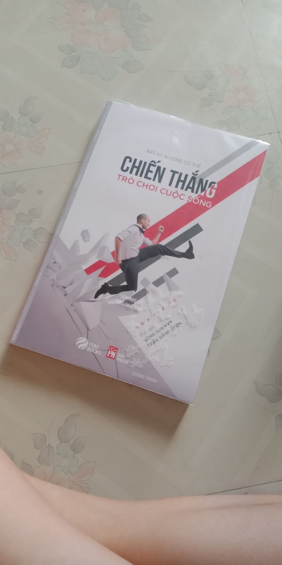 Ngay từ những trang đầu mình đã bị cuốn hút. Cách viết của tác giả rất lôi cuốn, thực tế, nhiều câu chữ và định nghĩa tưởng chừng rất bình thường nhưng nhờ tác giả mà mình mới vỡ ra được. Dịch giả đã stranlate một cách trôi chảy, khiến nội dung giữ nguyên giá trị và phù hợp với văn phong của người VN nên đọc cảm thấy rất thích và cứ phải đọc trang tiếp theo. Nói chung đây là 1 tác phẩm vô cùng giá trị.