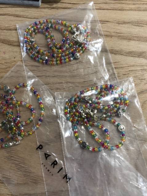 Hình minh họa dễ thương, tuy nhiên, khi nhận hàng thì lại nhận được 3 món khác hẳn. Hạt cườm không giống, mặt cười cũng không phải màu vàng mà mặt cười kim loại nhỏ xíu xiu. Sản phẩm và mẫu hoàn toàn khác nhau, thà từ đầu shop bảo là không có hàng, còn giao như vậy thì không khác gì tạt gáo nước lạnh vào mặt khách đâu.