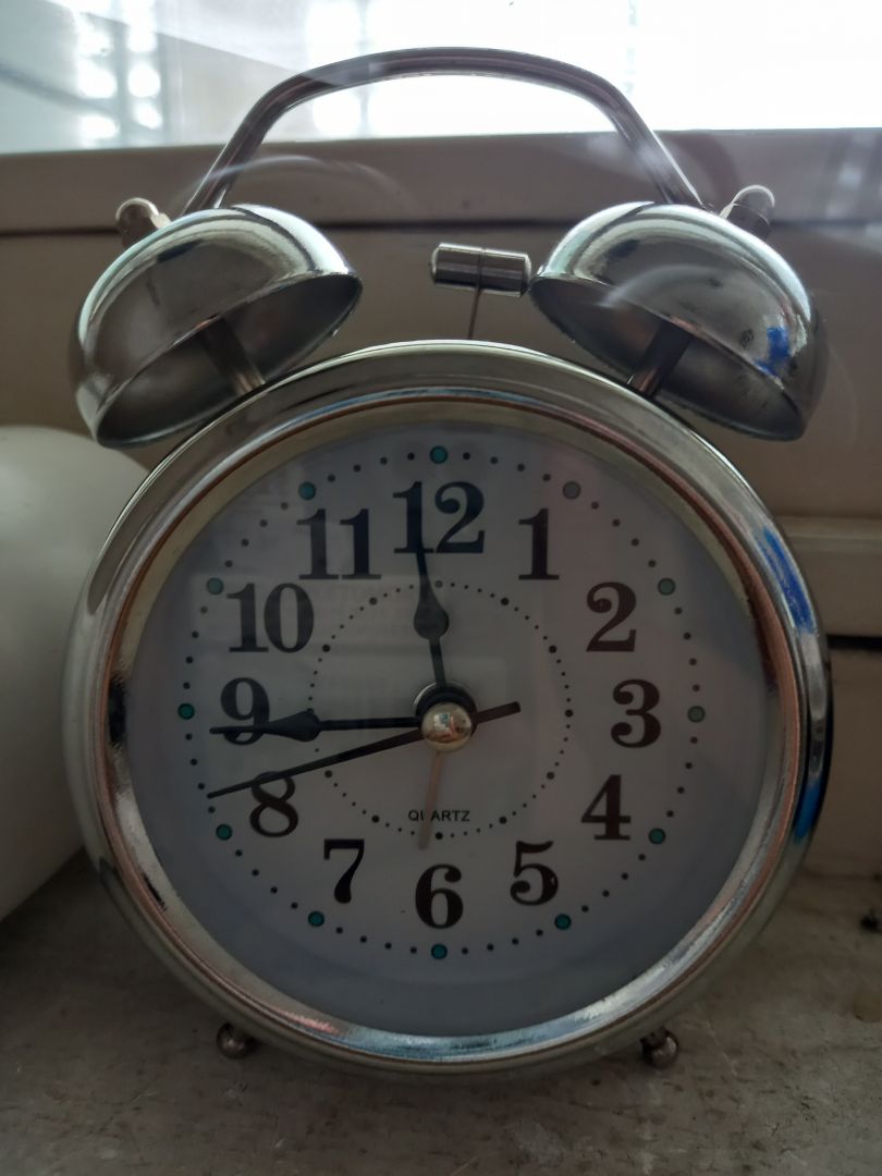 đồng hồ có nút bật đèn ở sau. Đồng hồ nhỏ gọn, âm thanh báo thức kêu rất to ạ. mọi người nhớ mua pin 2A nha vì shop bán không kèm pin nên mọi người nên mua trước ạ