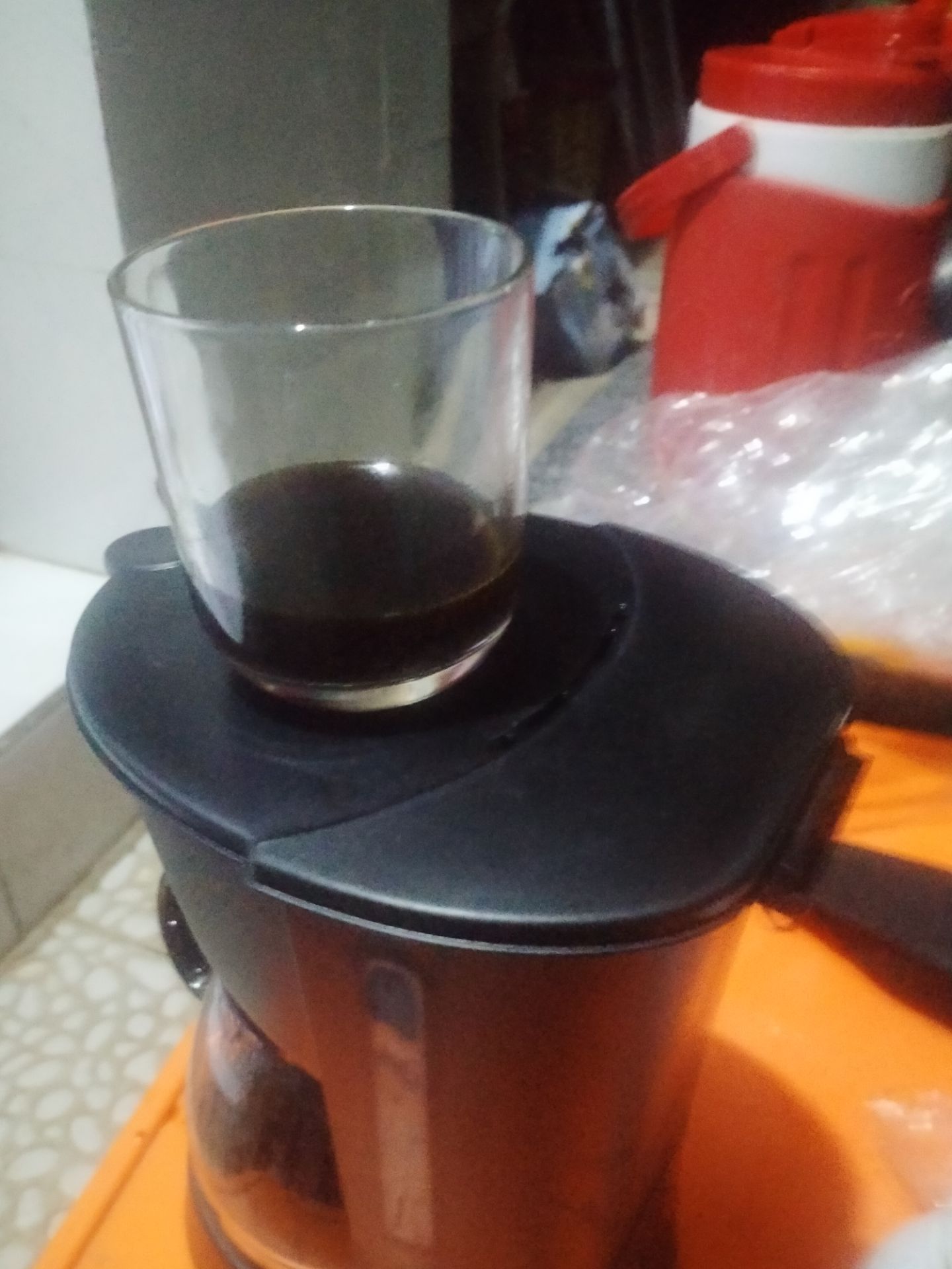 tôi yêu cầu đổi hàng không rượt xác cafe. cafe ra lỏng và xác cafe ra theo