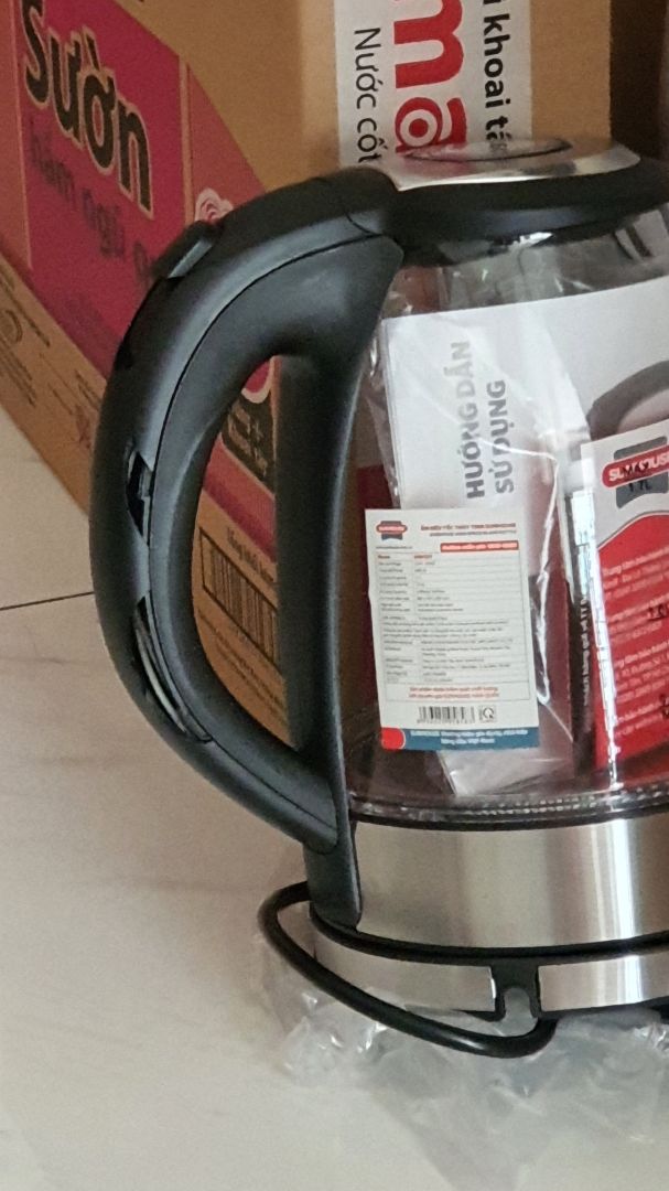 Khi giao tới nơi thì ấm nước đã bị bể chỗ tay cầm, nút công tắc bị lún vào trong. Hộp đựng bên ngoài bị rách.
Vì tôi ở chung cư trong giai đoạn giãn cách, ko nhận hàng trực tiếp từ shipper. Khi xuống lấy hàng thì đã bị tình trạng này. TIKI vui lòng hỗ trợ trường hợp này