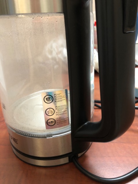 Ấm đẹp và thiết  kế lắm chắc chắn .Nhưng cũng may nhà không có trẻ con ,nếu không dễ bị phỏng lắm vì ấm  rất nóng.Ai muốn mua thì nên cân nhắc nhé. Ngoài ra thì đẹp nên mẹ tui thích lắm.Tuy rẻ nhưng có warranty thì tui cũng yên tâm.