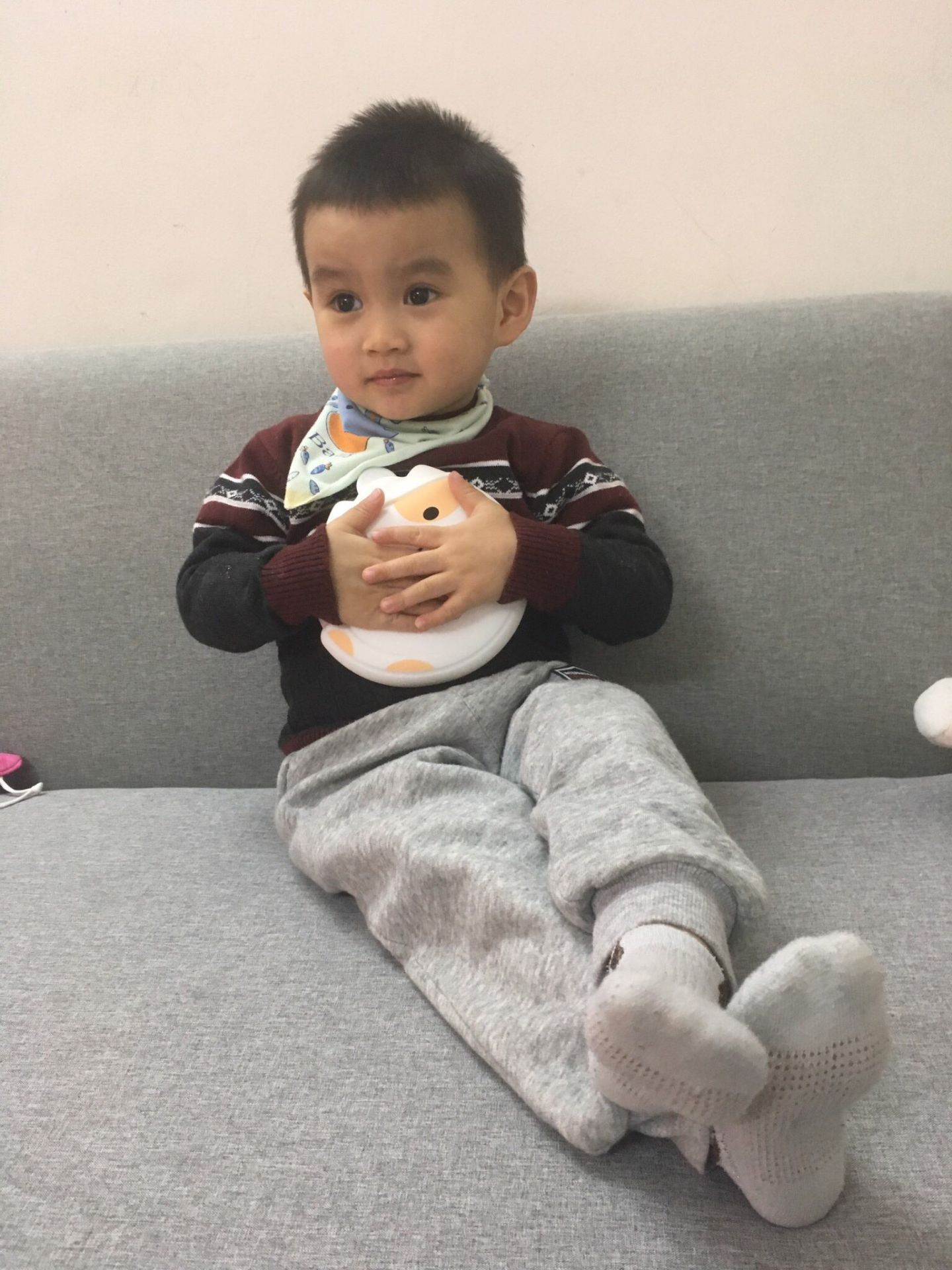 mình mua 2 cái cho vợ với mình nhưng ông con thích quá chiếm luôn 1 cái. Đành lại đặt thêm 1 cái nữa. Sau 1 ngày sử dụng thấy ok. An toàn và đẹp nữa. Cái này có cái hay nữa là chờm được cả vết bầm tím vì mình hay đá bóng. Còn bà xã đến tháng có thể chườm đỡ đau. Sẽ ủng hộ shop và tiki dài dài. Chất lượng tốt trong tầm giá