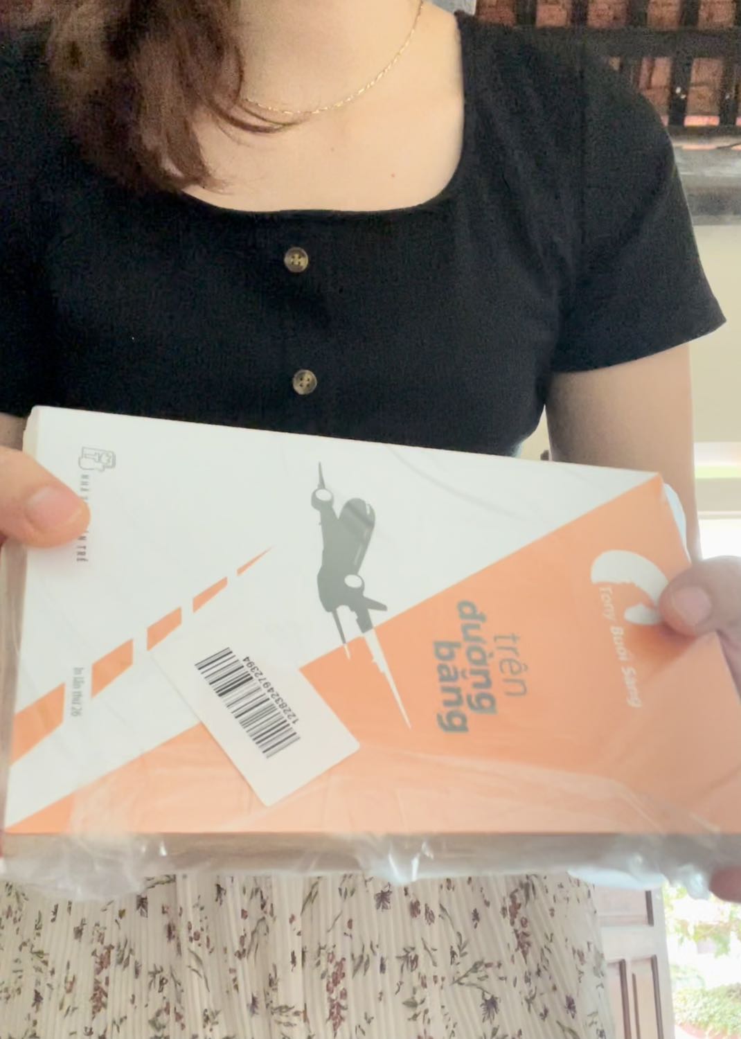 Sách mới tính. Còn nguyên bọc nilong, thơm mùi sách mới. . Tiki giao hàng nhanh khỏi bàn . Sách này mình nghe audio nhiều xong vẫn muốn mua để đọc trực tiếp . 
Nhân viên tiki giao hàng nhanh, lịch sự. 10 điểm cho tiki😍🥰
Ảnh mình cắt từ video mở hàng😄