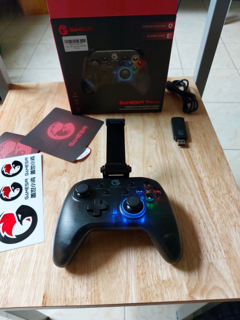 Đầu tiên mình muốn complain 1 xíu về trải nghiệm "mất" hơn 100k khi mua sản phẩm này. Trước đó mình ở nhà bán đồ chơi công nghệ 29 với giá 450k, ok ngon hơn 130k, ship 1 tuần, ok. Lúc đó trên tiki ghi là chỉ còn 3 sản phẩm, 2 ngày sau thì hết luôn. Đến ngày thứ 3, chờ mãi vẫn còn trong tình trạng tiếp nhận thì tiki hủy luôn đơn, mà tối đó nhà bán lại có lại 5 sản phẩm. Chịu, mình vừa chờ lâu sốt ruột đợi sản phẩm, mất deal, coupon ngon mà còn phải chờ hoàn tiền. Tiki thì chả giải thích lý do rõ ràng gì mà lại đền cho mình cho cái coupon 5% cùi hơn cái cũ -.-. Mà thôi mình cũng kệ, vì có thể do lỗi kĩ thuật gì đó nên mình cho qua lần này và đặt nhà bán khác. Mong rằng tiki sẽ ko lặp lại lỗi như vậy.

Về vấn đề chính thì thì tiki giao hàng sớm, đóng gói đẹp. đúng sản phẩm gamesir t4 pro. Máy xài ngon, trên pc kết nối nhanh, driver tự nhận, chơi được cả giả lập ppsspp trên android.