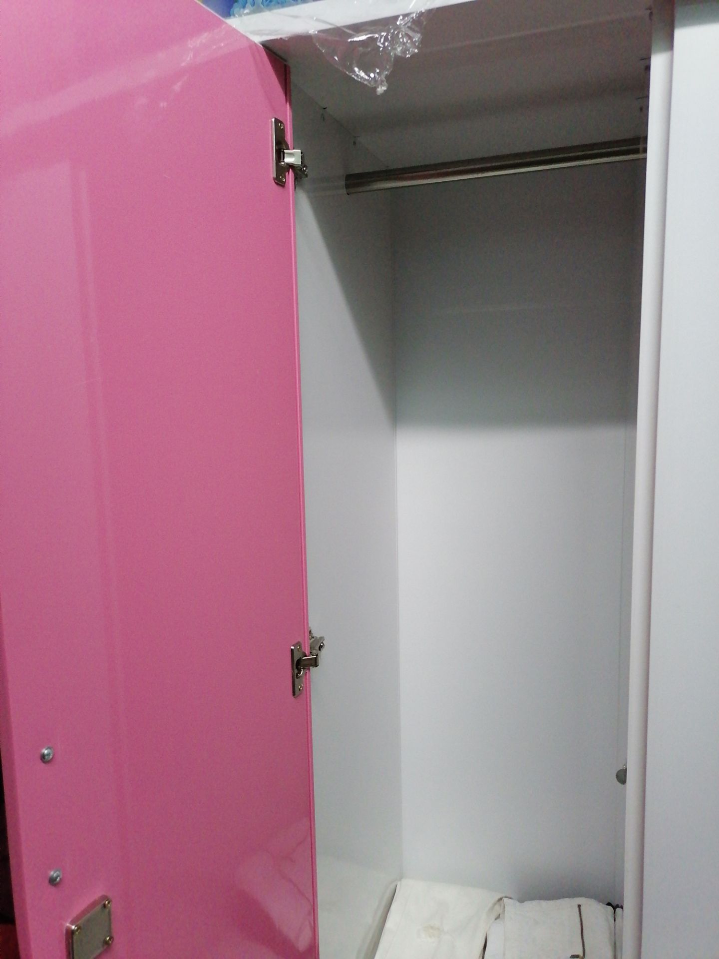 Tủ hồng đẹp y hình, nhẹ ko trầy xước, shop có cho thêm decal dán trang trí tủ nhé
Shipper giao hàng nhiệt tình cẩn thận
Khoảng 1 tuần nhận dc tủ
Tủ có 2 hộc nhỏ nhưng ko có gương nhé vì shop nói gương gắn vô đóng ra vô dễ bể nguy hiểm. Mọi người có thể chat trước hỏi shop cho rõ hơn trước khi giao hàng
Tks shop nhiều