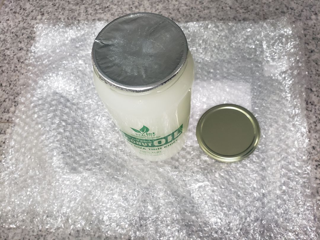 Tiki giao hàng nhanh, đóng gói cẩn thận. Lần đầu tiên mình mua của Viet Healthy. Lọ thủy tinh đẹp, có thể tái sử dụng. Dầu dừa thơm như kẹo vậy. Chỉ có một vấn đề lăn tăn là chỉ thấy bao bì ghi dùng để nấu ăn, không biết có thể sử dụng để bôi ngoài da hoặc tóc không?