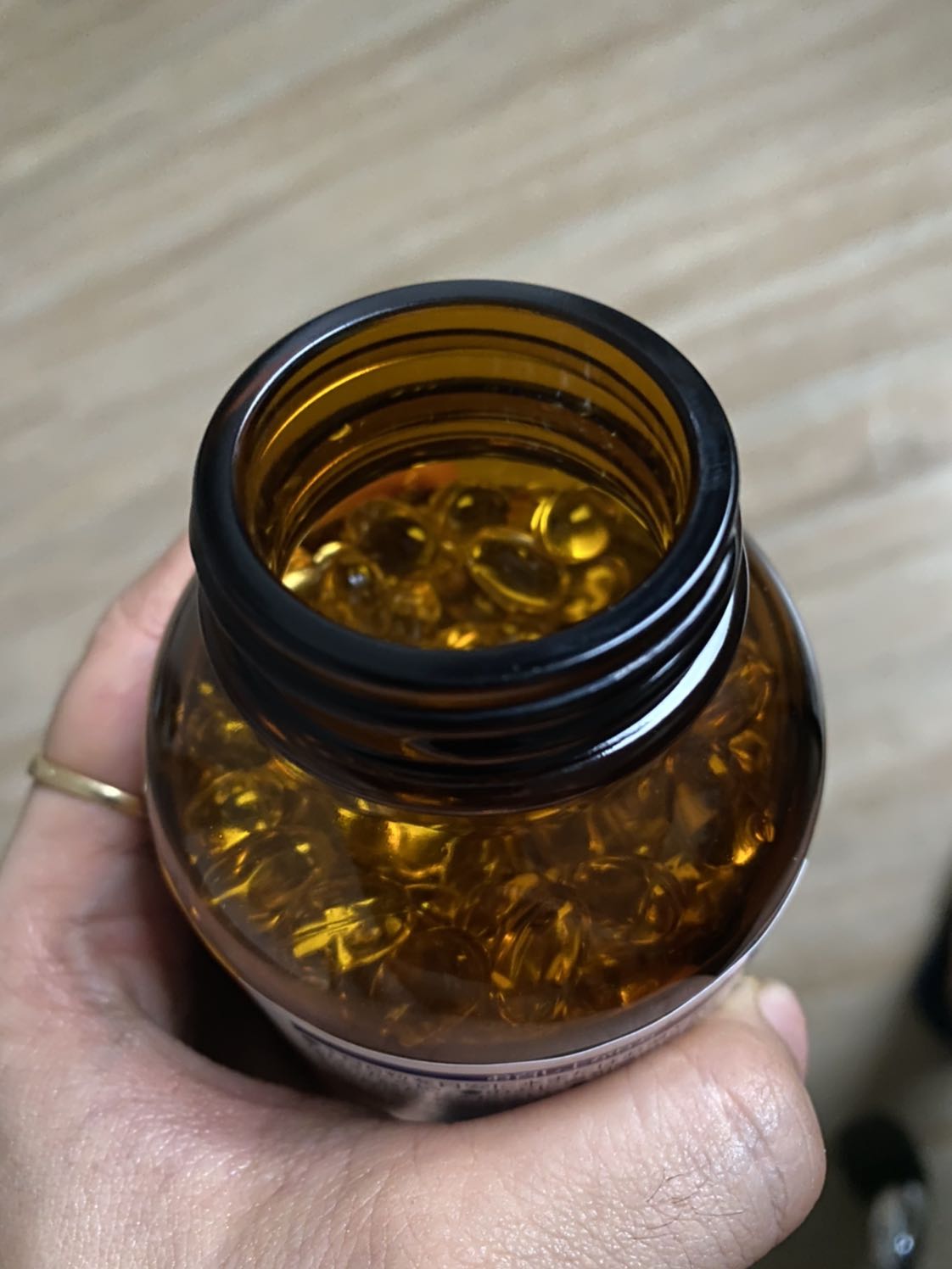 Hộp k có seal, seal hời hợt, nắp mở hộp k có tấm chắn gì luôn. Thuốc vón cục dính cứng ở thành lọ. :) uống vào khéo chết. Giao cực nhanh, chắc bán hàng chộp giật lắm. Report tiki để trả lại.