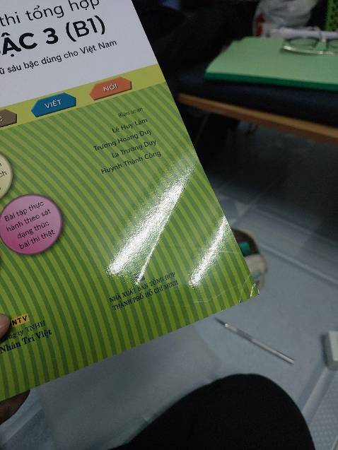 Thật sự không hiểu bộ phận gói hàng của nhà sách bị gì mà gói ẩu kinh khủng. Sách về tay cong, gấp nếp như thế này. Vầy rồi ai dám mua để tặng nữa, 1 cuốn đâu có rẻ đâu mà ẩu kinh khủng