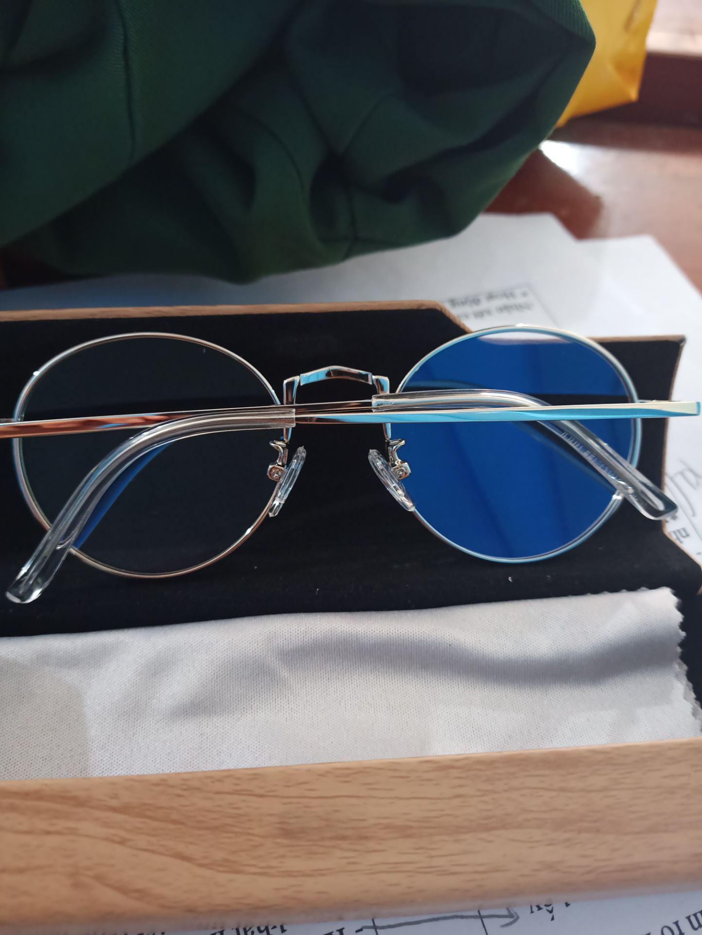 mình rất thích cách gói quà này, vừa dễ thương vừa thân thiện môi trường. hộp đựng kính rất đẹp rất hiện đại, được tặng kèm phụ kiện nữa..