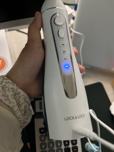 Sạc và xài thử thì ổn. Chỉ có một type tăm nha mn (được 2 cái). Cũng có xem review của các bạn r mới mua. Nên dùng mức soft trước là thấy sạch r. Thiết kế dễ cầm và thao tác. Chỗ tháo nút sạc hơi cứng. Một điểm trừ là cái hộp đựng sản phẩm bị ướt (ko biết tại sao vì mình chỉ đặt cái này, thôi thì sản phẩm ko sao là được. Mua được với giá giảm 50%. Do dự giữa xiaomi derma dòng mini giá tầm 350-500k nhưng rồi vẫn chọn cái này. Sạc và xài thử thì ổn. Chỉ có một type tăm nha mn (được 2 cái). Cũng có xem review của các bạn r mới mua. Nên dùng mức soft trước là thấy sạch r. Thiết kế dễ cầm và thao tác. Chỗ tháo nút sạc hơi cứng. Một điểm trừ là cái hộp đựng sản phẩm bị ướt (ko biết tại sao vì mình chỉ đặt cái này, thôi thì sản phẩm ko sao là được. Mua được với giá giảm 50%. Do dự giữa xiaomi derma dòng mini giá tầm 350-500k nhưng rồi vẫn chọn cái này.