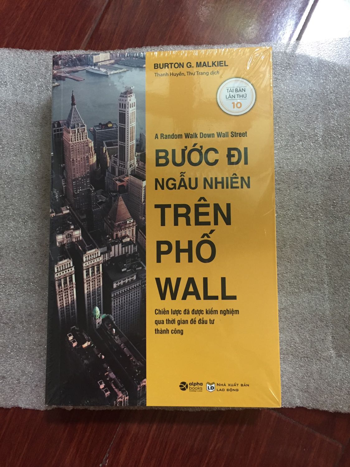 Sách hay, khái quát được nhiều vấn đề trong đầu tư, là một chỉ dẫn rất tốt cho người mới bắt đầu hoặc thiếu định hướng. Tuy nhiên hơi thất vọng vì sách tái bản lần thứ 10 rồi mà vẫn còn nhiều lỗi biên tập, diễn đạt sai so với hình minh hoạ, đặc biệt là phần hướng dẫn đầu tư theo vòng đời.