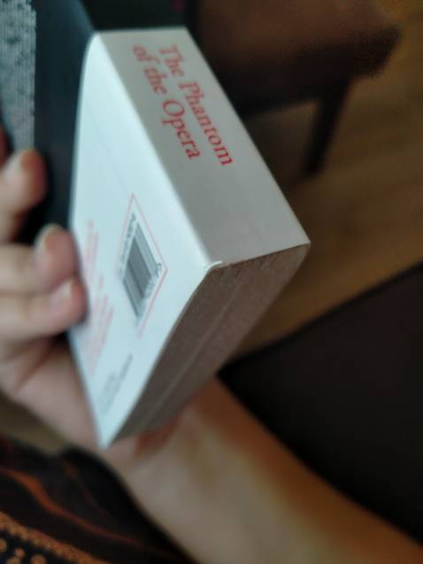 Condition 8/10, có vài chỗ bị như ảnh, nhưng được cái gói hàng rất cẩn thận nhé. Giá khá rẻ, sách nhẹ.