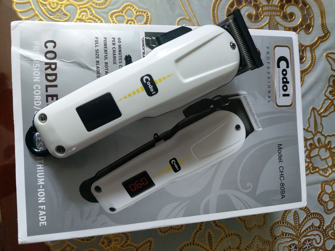 Giao hàng hơi chậm. Đóng gói cẩn thận. Hộp sản phẩm bên trong đẹp, máy kêu êm ái , bén, rất chuyên nghiệp. Máy kèm theo 4 răng lượt cỡ tóc cần chọn, 1 lọ dầu máy. Tiếc là hdsd toàn tiếng ngoại bang. Mò mẫm mà sài thôi.Nói chung rất hài lòng về sp này. 10*.