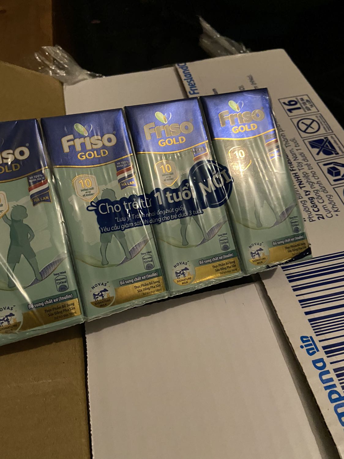 Bài quảng cáo để trên 2 tuổi mà giao thùng sữa cho trẻ từ 1 tuổi