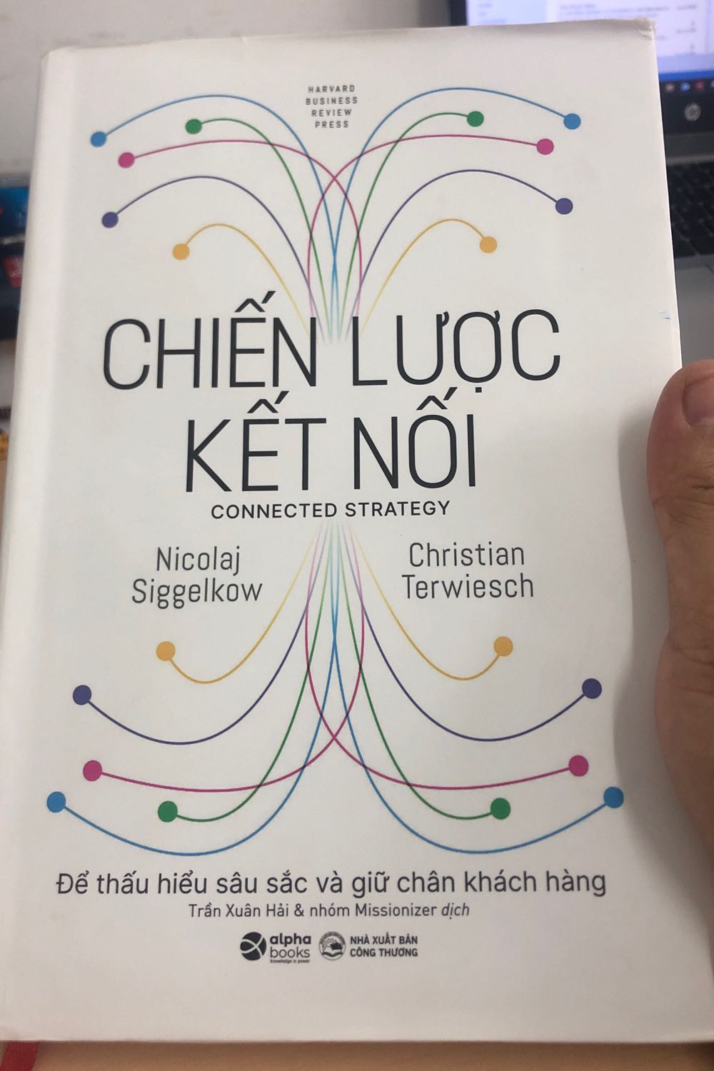 Sách mô tả chi tiết về hành trình của khách hàng khi mua hay sử dụng sản phẩm dịch vụ của một đơn vị, qua đó liệt kê những công cụ chi tiết xác định giá trị gì được tạo ra trong hành trình đó nhằm giúp doanh nghiệp tăng sự kết nối với khách hàng. Tuy nhiên những bài học hay ví dụ đều sử dụng nghiêng về mảng công nghệ. Nên đối với các ngành truyền thống sẽ chỉ có thể ứng dụng được một phần mô hình của Chiến Lược Kết Nối qua lý thuyết.