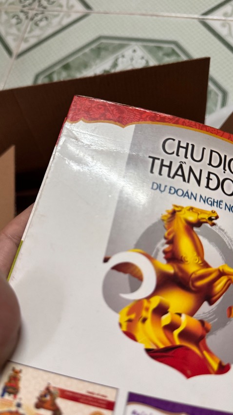 Mua sách mới mà giao quyển sách vừa bẩn vừa gãy góc, cũ. Voiw người đọc không quan tâm mấy vẻ ngoài thì còn tạm chấp nhận, với người yêu sách thì đây không chấp nhận được. Đánh giá 2 sao là để shop chú ý lại nếu bán sách cũ phải báo cho khách biết xem có đồng ý lấy hay không mới bán, chứ không phải bán rẻ hơn nơi khác rồi muốn giao gì giao.