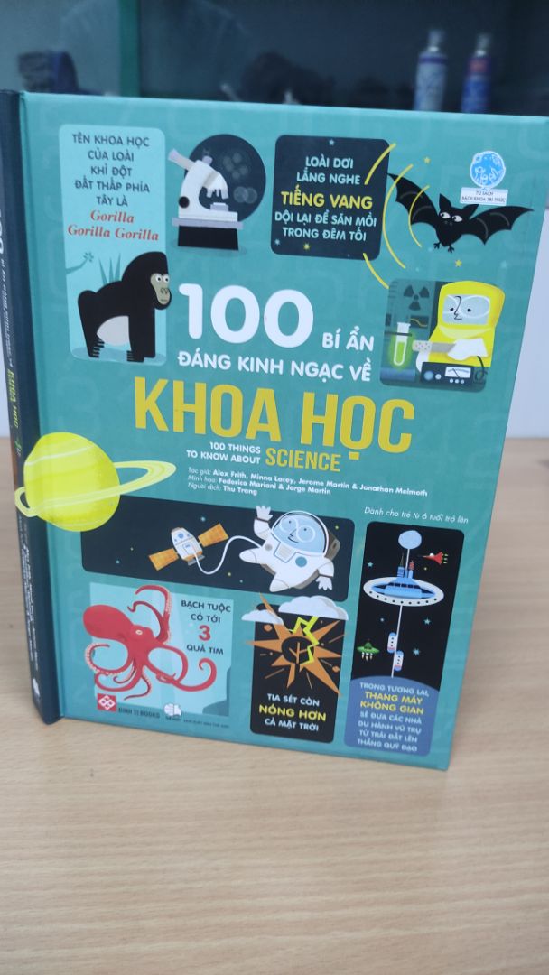Tiki giao hàng nhanh như thường bất chấp dịch covid, tuy nhiên hộp của mình bị rách nát, may mà sách chỉ bị hơi quăn thôi
giá sản phẩm vẫn rẻ và chất lượng. mua sách mình vẫn chọn tiki nhưng các bạn nên cẩn thận khâu đóng gói và giao hàng nhé