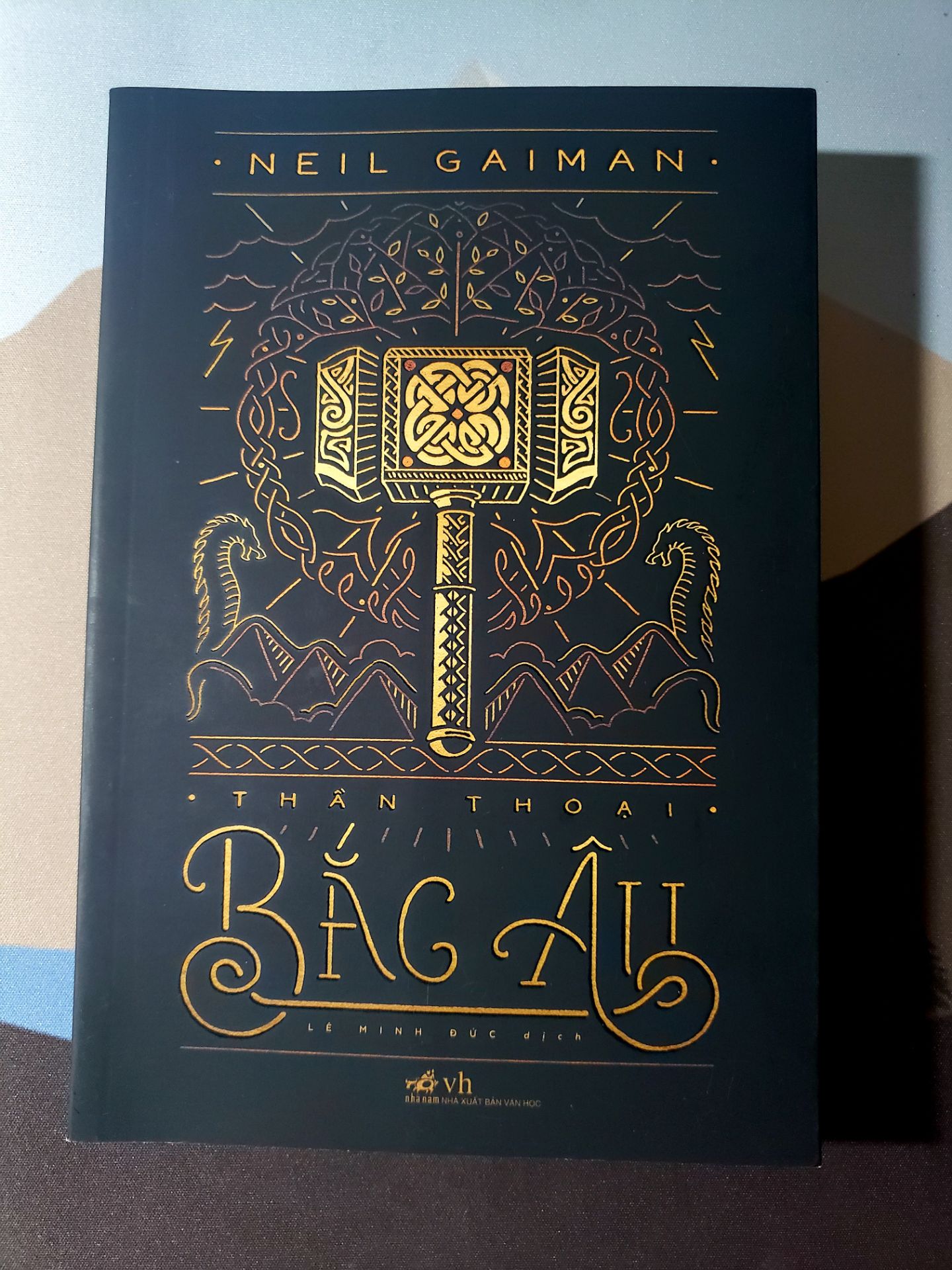 Đầu tiên phải khen bìa quyển này Nhã Nam làm đẹp lắm, đẹp hơn ảnh mình chụp nhiều, với các chi tiết được in nổi. Một vấn đề nhỏ thì đây là bìa nhám (mặc dù mình thích bìa này hơn bìa bóng bọc ni ***), cực kì dễ bám vân tay và dễ xước. Vì thế bạn nào mua thì nhớ bọc Bookcare. Giấy sách hơi mỏng, nên mặt sau có hơi lấm tấm lên mặt trước. Về nội dung thì mình mới đọc lời dẫn truyện do tác giả viết, nhưng đã thấy cực kì cuốn hút. Mình chỉ biết thần thoại Bắc Âu qua trò chơi nên rất mong chờ các câu chuyện qua lời kể của một nhà văn.