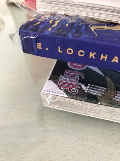 Biết sản phẩm lỗi gáy sách vẫn bán :))) nhưng mà tiki thì này chuyện thường tình chả lạ lắm, nch là trải nghiệm tệ về sản phẩm. Quyển trông chờ nhất thì lại tệ nhất. Sản phẩm  1 sao là còn nhiều đúng là nửa sao thôi. Còn về đóng gói và giao hàng thì oke tốt