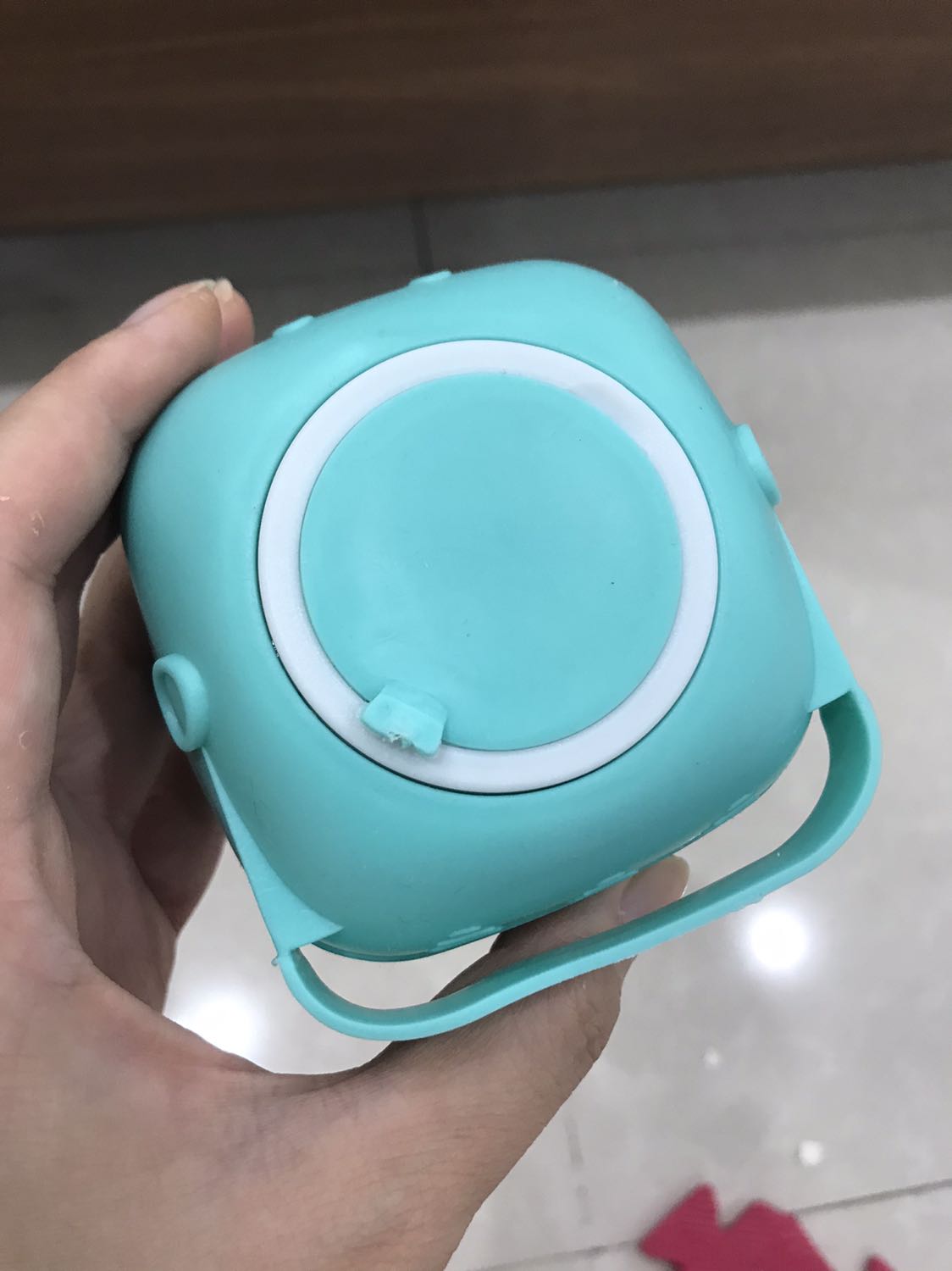 Mềm. Nếu ko có vết nhựa lỗi thì mình hài lòng hơn!