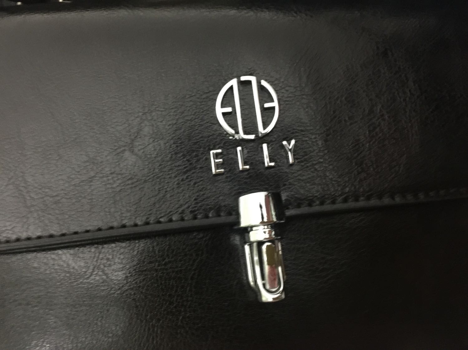 Dây đeo có vẻ bị lỗi, bị ngược, nói chung cũng ko đẹp lắm