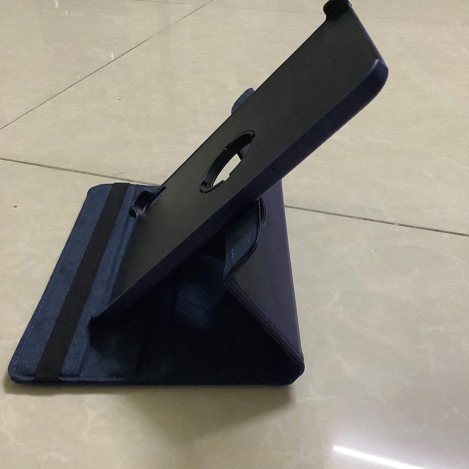 Hàng rất ổn, có lớp mút xốp dày dặn và sợi dây để giữ cho iPad không bị rơi ra. Với tầm giá này thì vậy là tốt rồi.