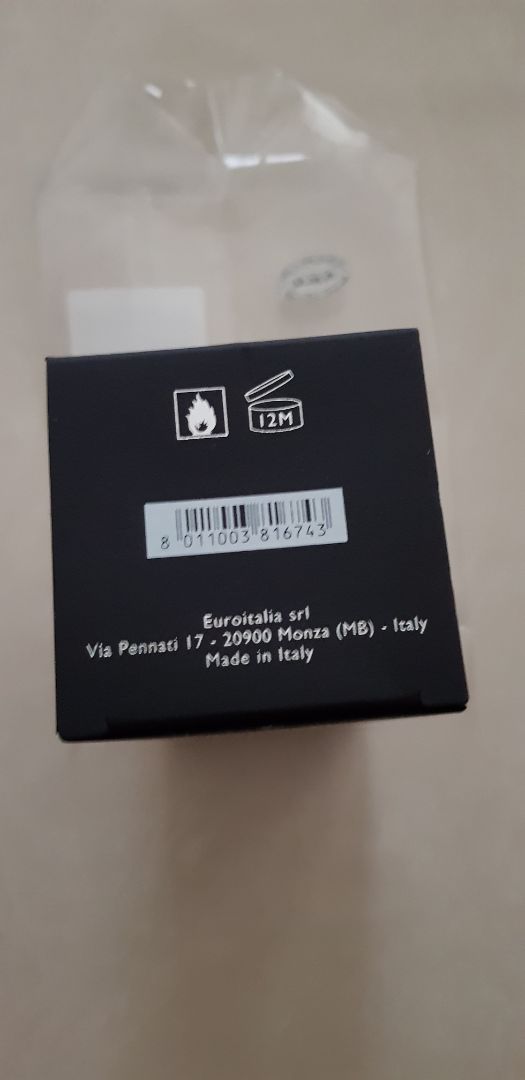 Hàng giao sớm.Hộp được bọc trong một lớp nhựa trong, có dán tem chống hàng giả.Hàng có hình thức rất tinh tế, trau chuốt, hơi cầu kỳ kiểu Versace. Có lớp nhựa garantie bao lấy phần sáp của lọ deodorant. Sơ bộ nhận xét: mùi hương mát lạnh xen lẫn một tia cay nồng. Chính mùi cay khó mô phỏng này làm nên nét sang trọng cho mùi hương. Trên đây là cảm nhận của riêng cá nhân mình .