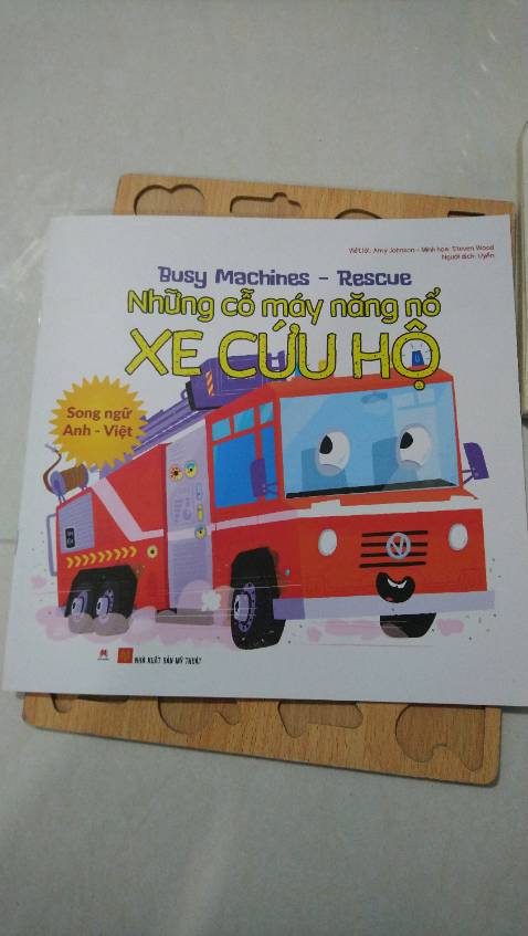 Nội dung trong sách hơi nhiều so với bé 2 tuổi nhà mình, nhưng sách hình vẽ đẹp, sinh động